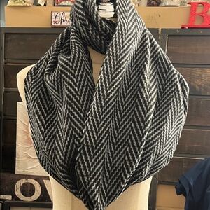 Old Navy Black and White Chevron Scarf